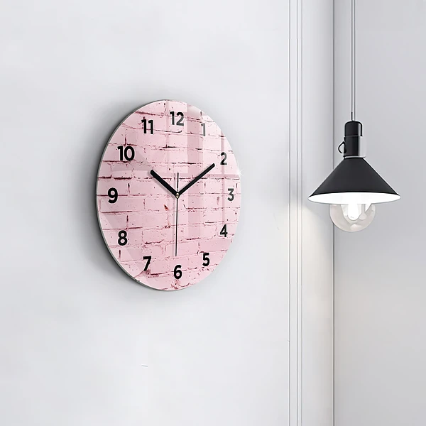 Wanduhr glas rund Backsteinmauer