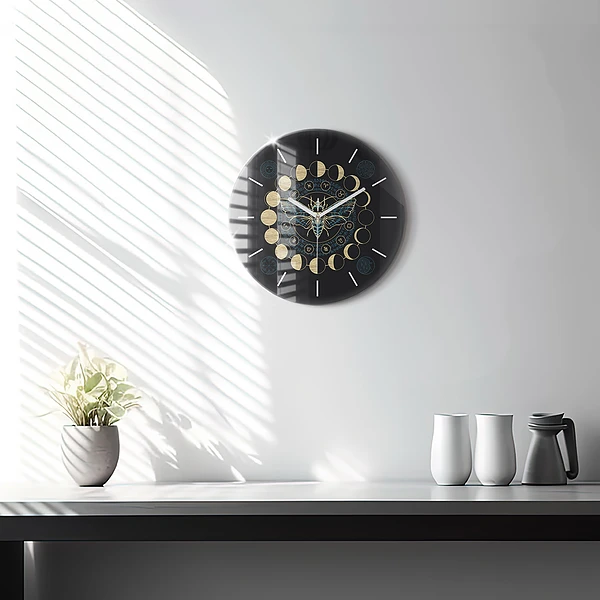 Wanduhr rund Mondphasen und Insekt