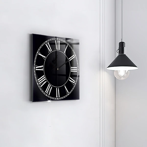 Wanduhr quadratisch Schwarze römische Ziffern