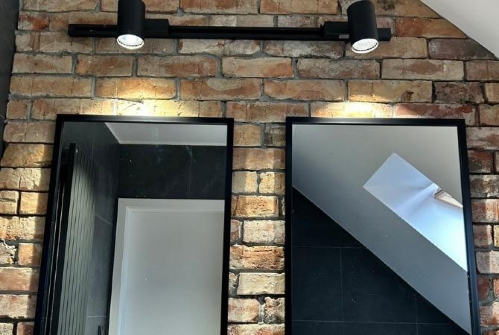 zwei Spiegel für das Badezimmer