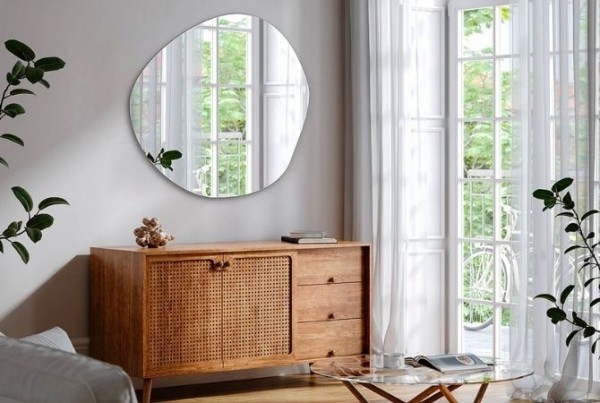 Wie wählt man einen Spiegel für das Wohnzimmer anstelle einer Kommode? Der komplette Leitfaden